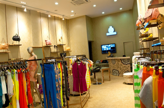 视觉盛宴引领潮流脉动 服装卖场新品上市装饰全攻略